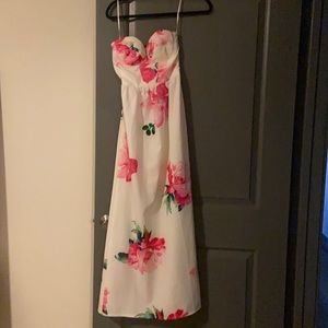 Gorgeous strapless flower dress.